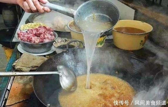 辣椒油|60岁大爷城里卖面,十元一碗,一天能卖300多碗,顾客排队购