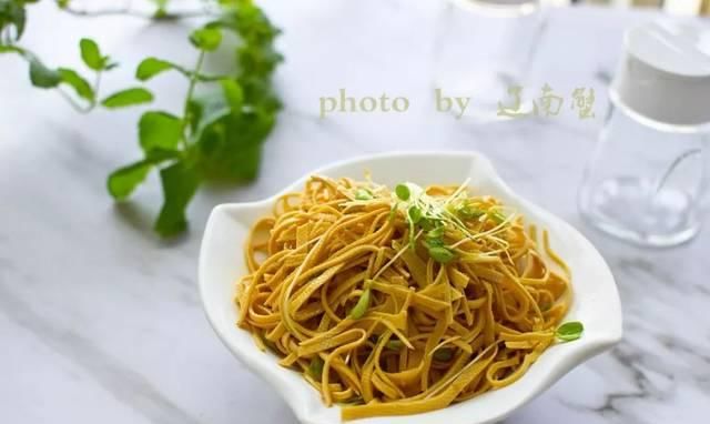  餐馆|简单四步做一个抢手凉菜，十分钟就能搞定，去餐馆吃要二十八