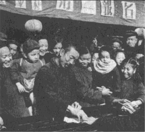  消失|56年前，女会计携1.6万公款神秘消失，发现时，已被浇筑在水泥地21年