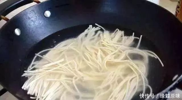 好吃|面馆师傅煮面条时,很多人少做了这2步,难怪面条不好吃