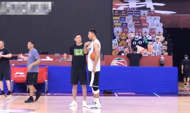 后者|商量细节?广东赛前训练杜锋易建联窃窃私语,后者中投百发百中!