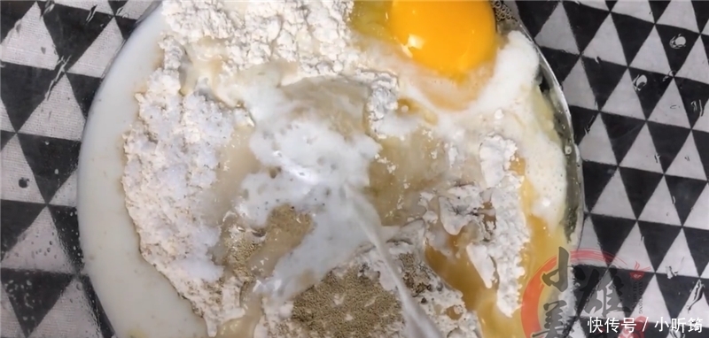 放进|把8个面团放进电饭锅里,不加一滴水,刚出锅就被抢吃光