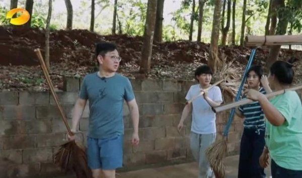  责骂|岳云鹏因为在《向往的生活》里睡觉而被责骂，但是这个锅必须被导演组背！