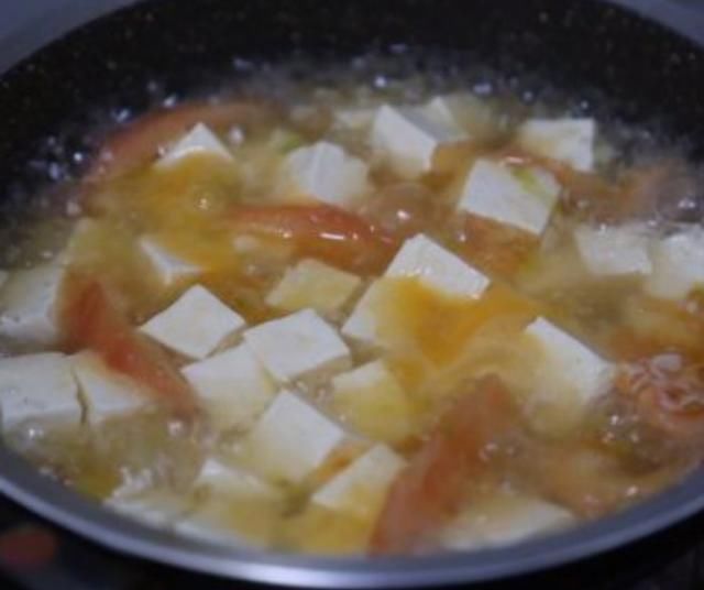 豆腐汤|美味可口，酸咸开胃的金针菇豆腐汤你也来做做尝尝吧！