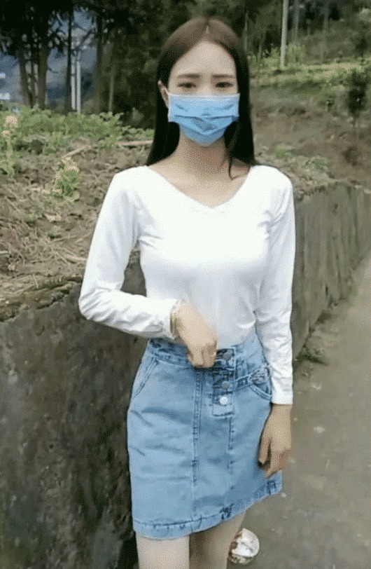 魅力|街拍:牛仔裙的魅力,很适合女大学生的气质吧?