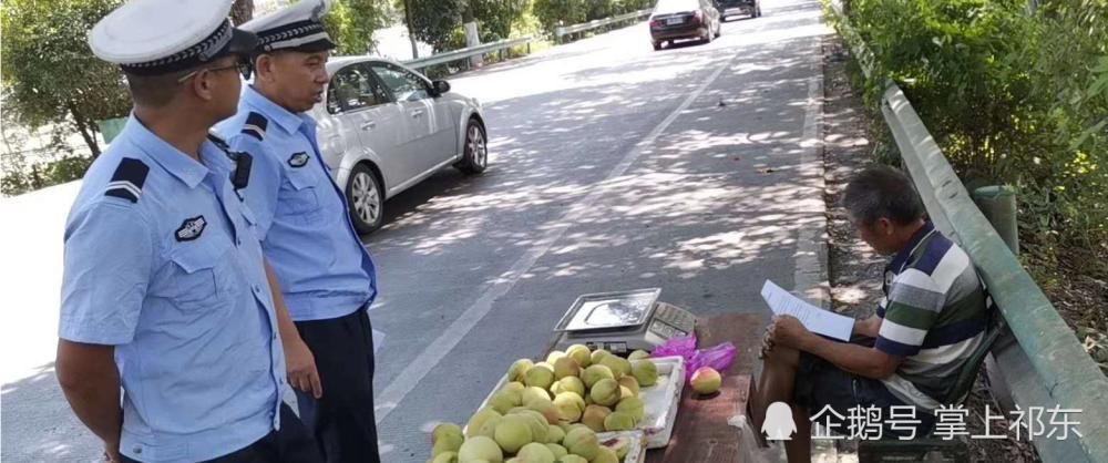  经营|道路两边摆摊经营存安全隐患，祁东交警耐心劝导收摊离开