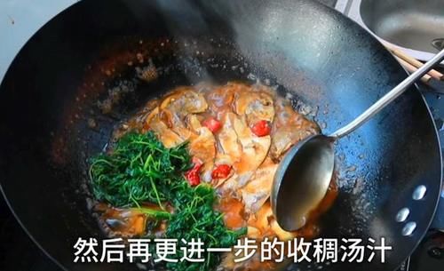 鲜香|大厨将鲳鳊鱼搭配这种野菜一起烧，鲜香滑嫩，营养又开胃