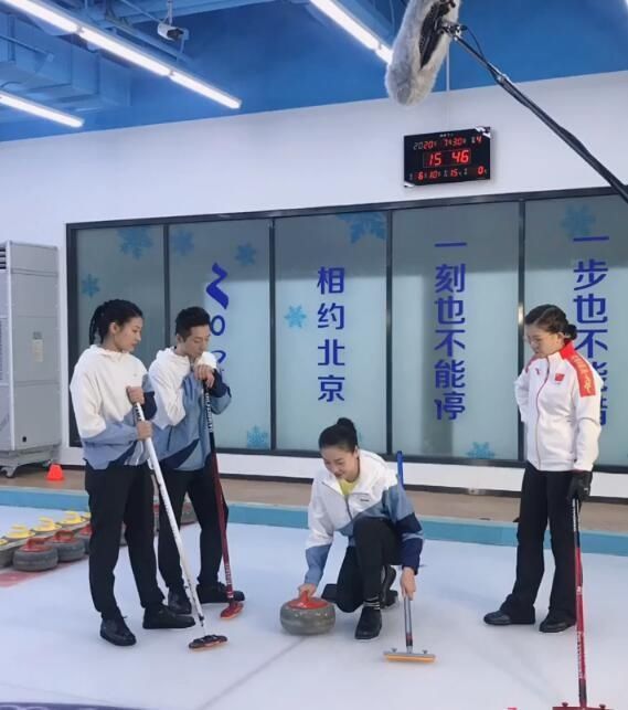  膝伤|女排奥运冠军再度现身，曾饱受膝伤困扰，如今竟挑战新体育项目