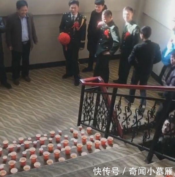 后退|兵哥哥带领伴郎团迎娶新娘, 一到楼下, 看到台阶上的东西全都后退!