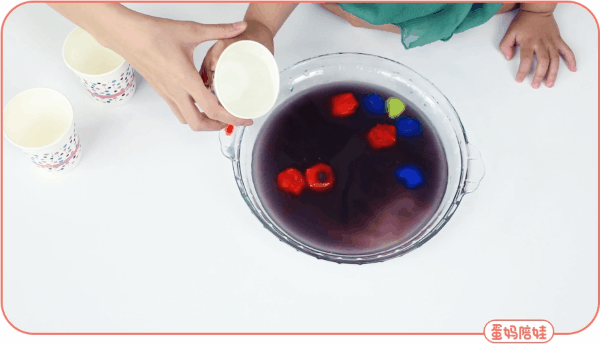 人人|人人家里都有的冰块,很适合做早教游戏,宝宝越玩越聪明