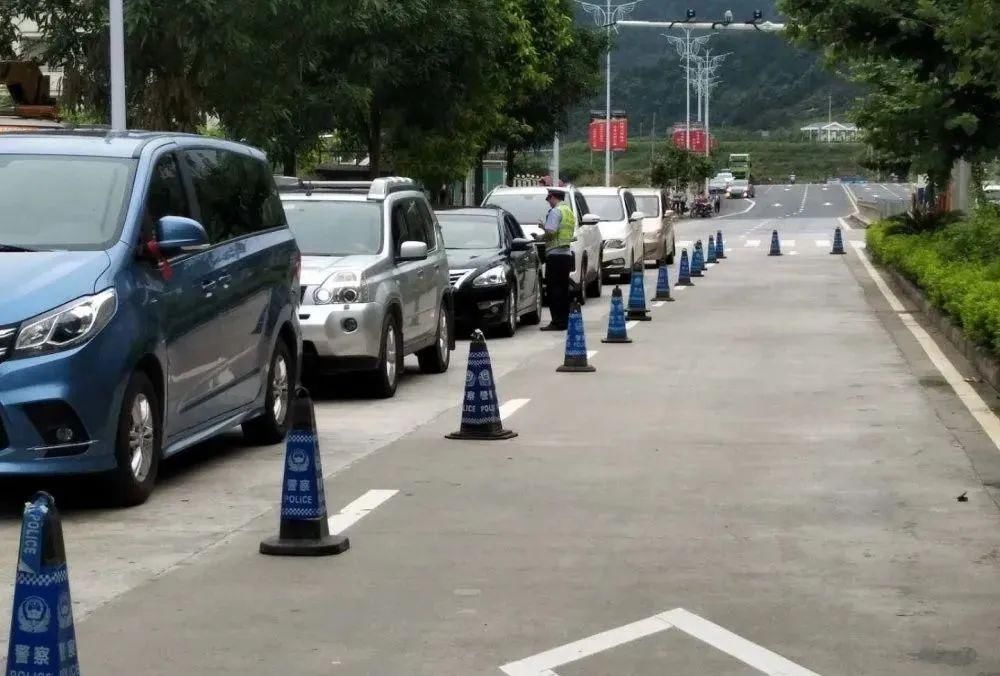  实载|暑假第一天，凌云交警查获5起超员违法行为