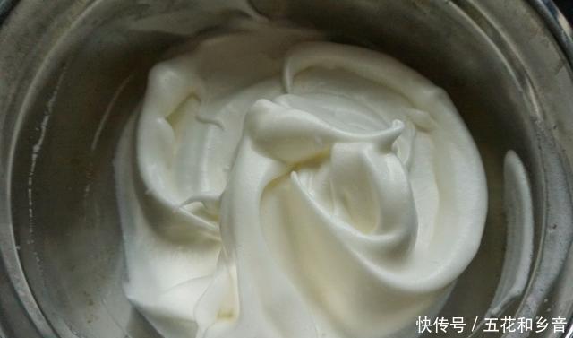  芒果|女儿生日说要吃慕斯蛋糕，我给她做了可爱的卡通蛋糕，她开心极了
