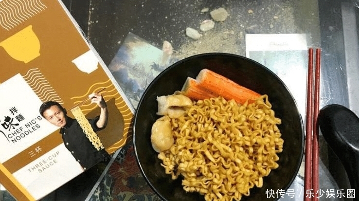 打开|谢霆锋自创新款泡面,卖58元一桶,打开料包后,网友:这是泡面?