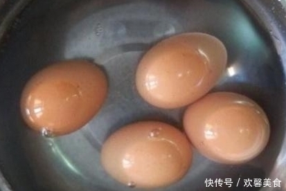 里加|煮鸡蛋别只知道用水煮锅里加一勺它,鸡蛋不开裂不粘壳,超好剥