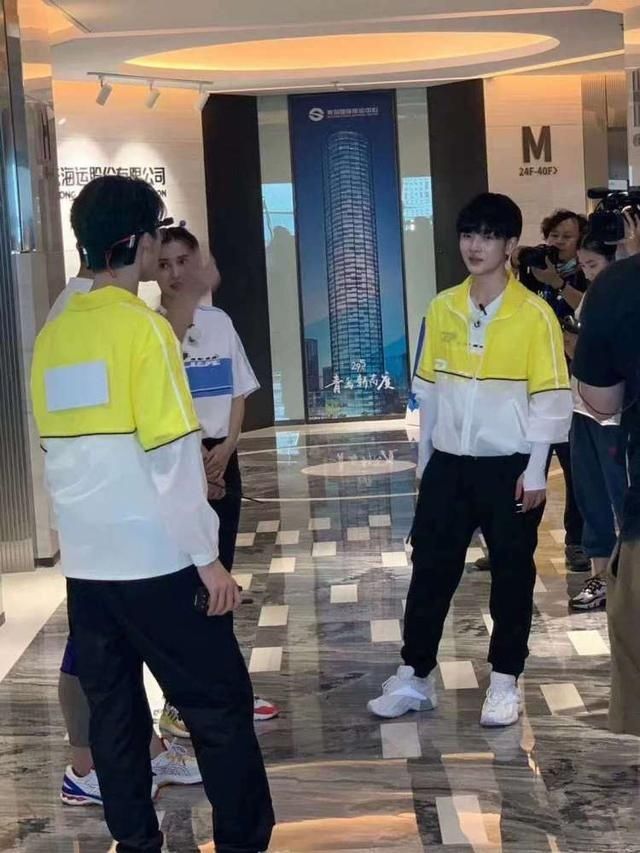  粉丝|高清图！在青录制跑男的蔡徐坤、周震南……粉丝快来收