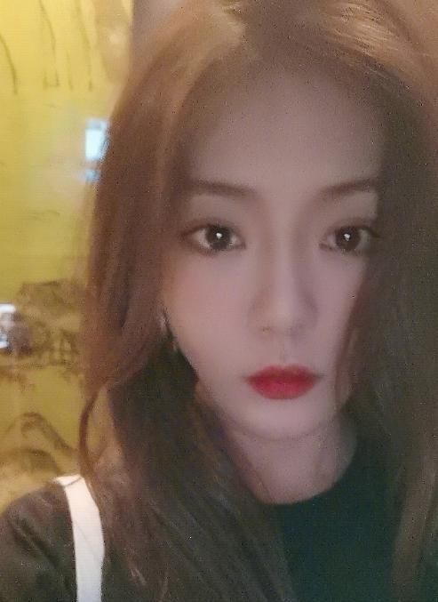  粉丝|被美颜镜头给“坑”了，小姨妈邓家佳晒近照自拍，让粉丝不敢认？