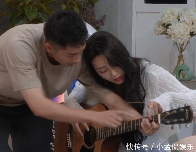  贴身|心动的信号薛逸星“贴身”教郑琴心弹吉他却不心动，原因很真实
