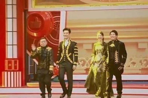  意外|《王牌》台上潘长江意外摔倒，沈腾一句话机智救场，不愧综艺王！