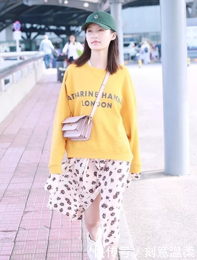 清新|被李沁甜到了！粉色卫衣配短裙清新又甜美，28岁美成了18岁少女