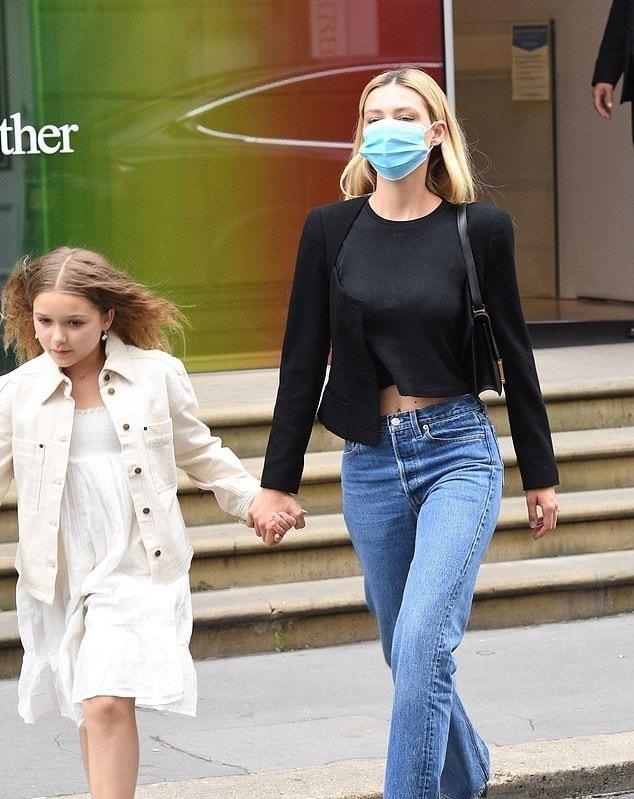  打扮|小贝大儿子与未婚妻逛街，小七打扮很成熟，手牵准嫂子关系融洽