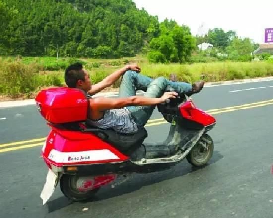  也应该|女子骑电动车撞掉5颗牙，玩手机怼上货车，不戴头盔自找苦头！