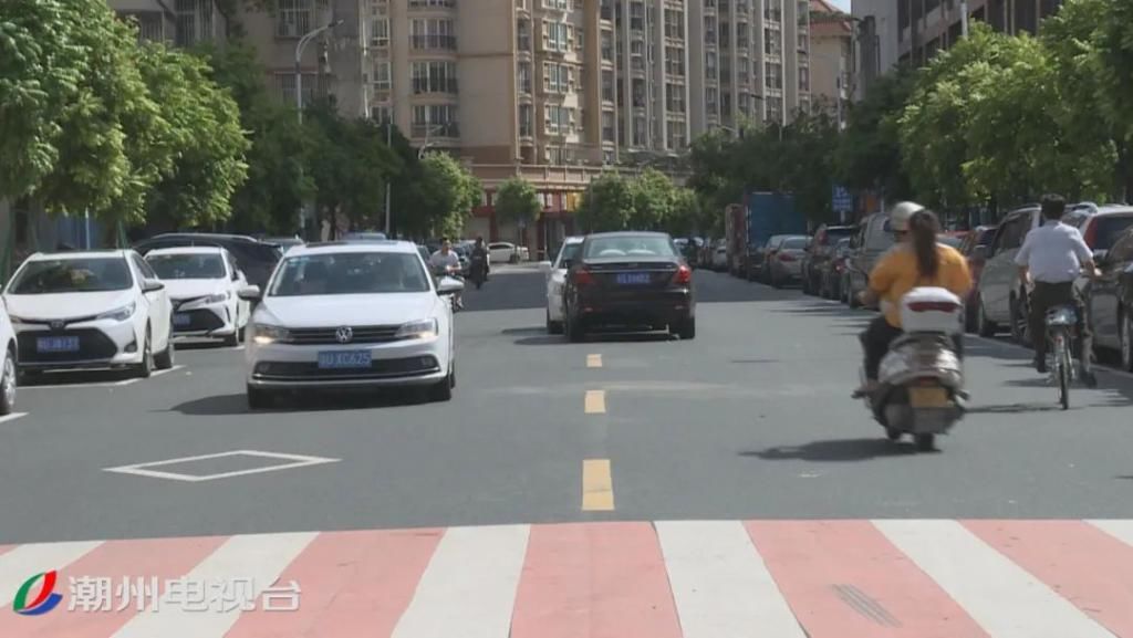 路段|潮州福安路段道路中间停放着近10辆私家车，把路面当成了自己的停车场