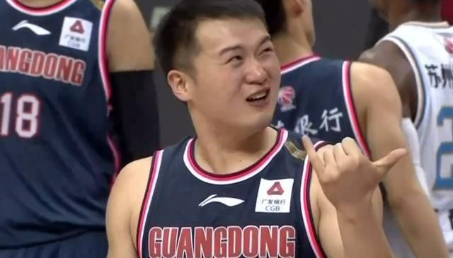  南京|回家心情不错！万圣伟化身美食主播介绍南京小吃，节目中调侃杜锋