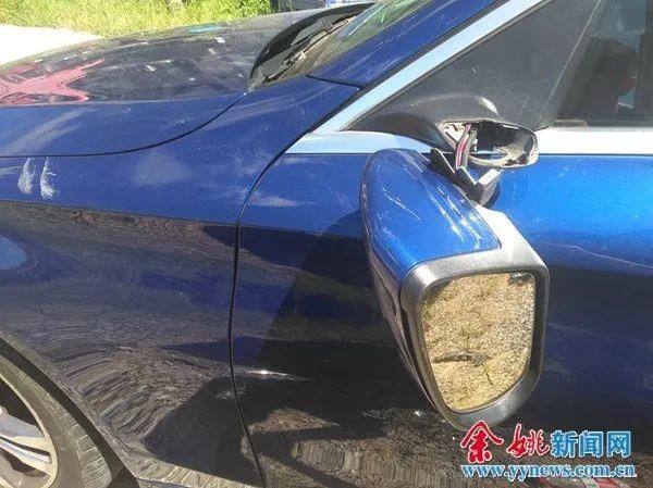  深夜|90后小伙深夜开着大奔独自上山，突然冲出山路