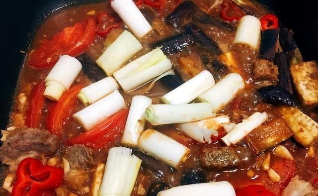  好吃|美味的牛肉茄子锅太好吃了，连筷子都装不下，这和米饭很相配