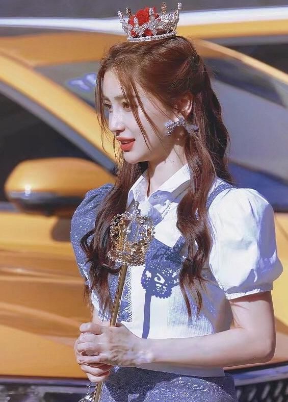  位置|跑男收官大合影，吴宣仪娜比坐一边儿，看baby的位置，太幸福了吧！