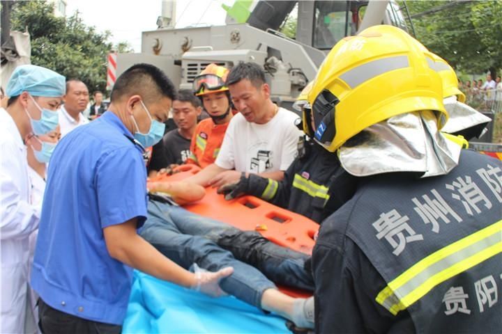  出动|“赶紧出动吊车！”水泥罐车撞上对向车辆侧翻，驾驶员还被困车内……