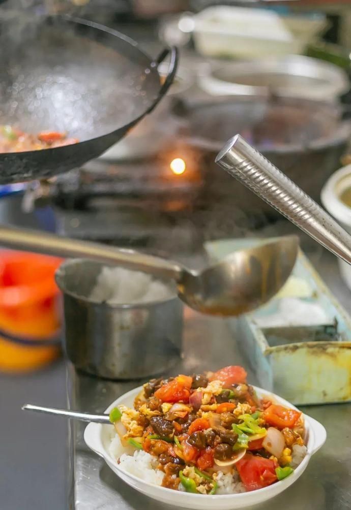 桌椅|店内坐不下,门口搬桌椅来吃!丰储街的这家盖浇饭火了13年!