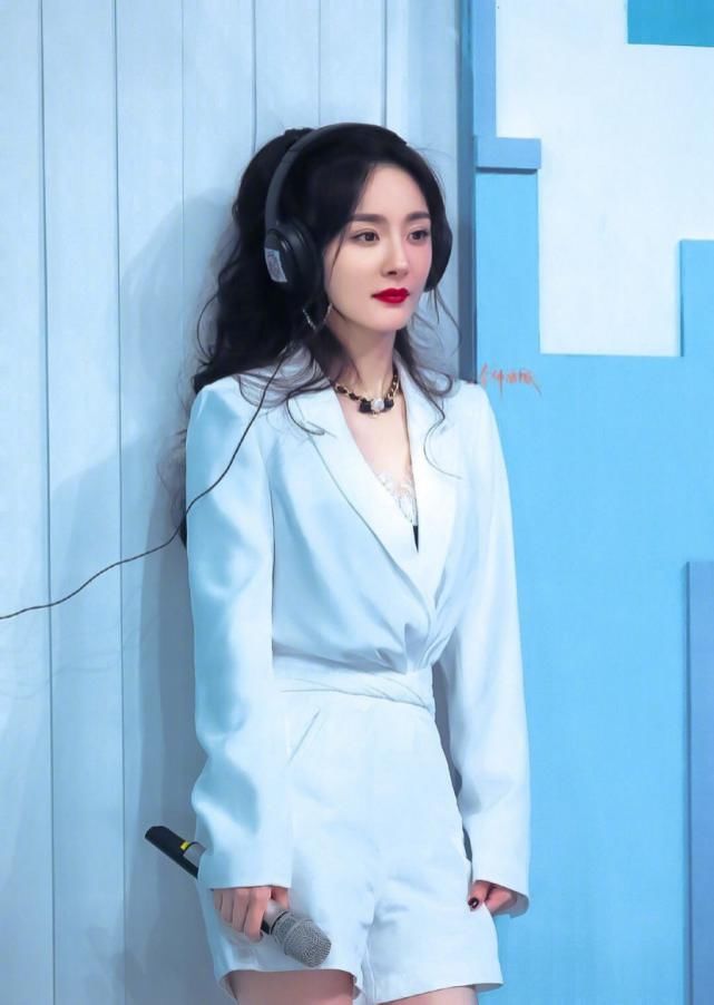  竟成|杨幂新式穿搭，蕾丝打底加西装。腿太细，翘二郎腿竟成“麻花形”谁可以？
