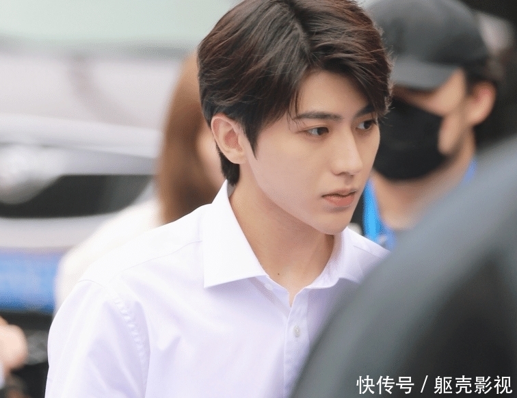  拍下|蔡徐坤参加慰问演出，却偶遇路人拍下生图，真实颜值帅出新高度