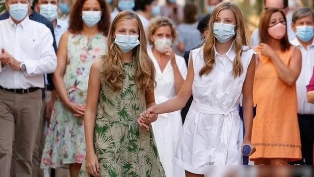 公主|瑞典王室姐弟俩玩闹,奥斯卡为抢球把姐姐绊倒在地,好调皮