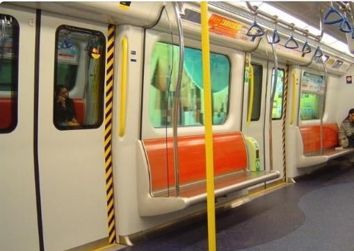 男孩|男孩地铁上没让座，被66岁老人骂没素质，宝爸当众回怼被网友夸赞