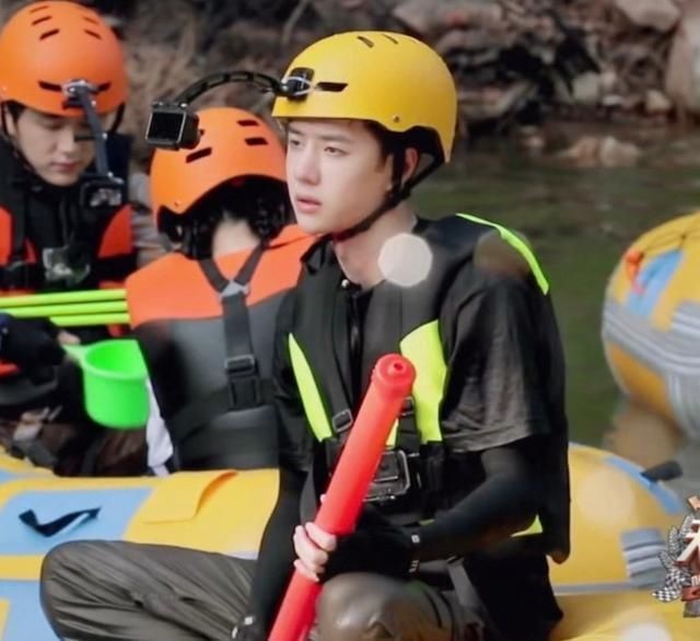  风景|王一博玩水，一个人玩出两种风景