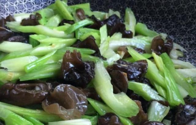 不见|木耳和此物一起炒，等于“天然泻药”，清肠排宿便，赘肉不见！