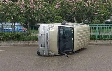  事故|都是神兽惹的祸？渝北一男子驾面包车侧翻……