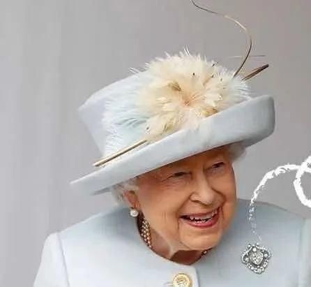 马丁|杨幂为了时尚,大热天穿马丁靴不算啥,看到鞋带:让人想不通