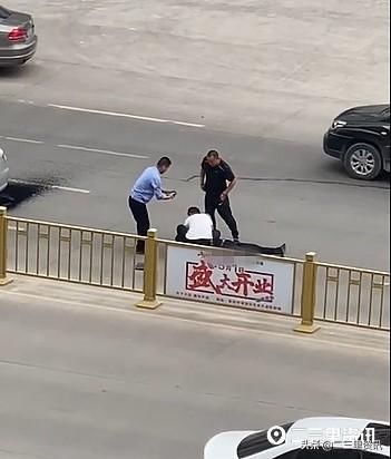  被困|车撞护栏直冒白烟，司机昏迷被困，3名热心市民冲上去施救