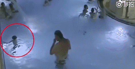  发现|6岁男童游泳课上不幸溺亡！家长痛心：在水里挣扎10分钟没人发现…