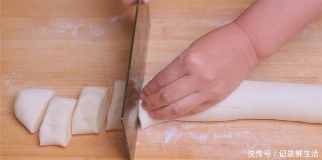 馒头|西葫芦别炒着吃了,试试这种新吃法,比包子馒头简单还好吃,解馋