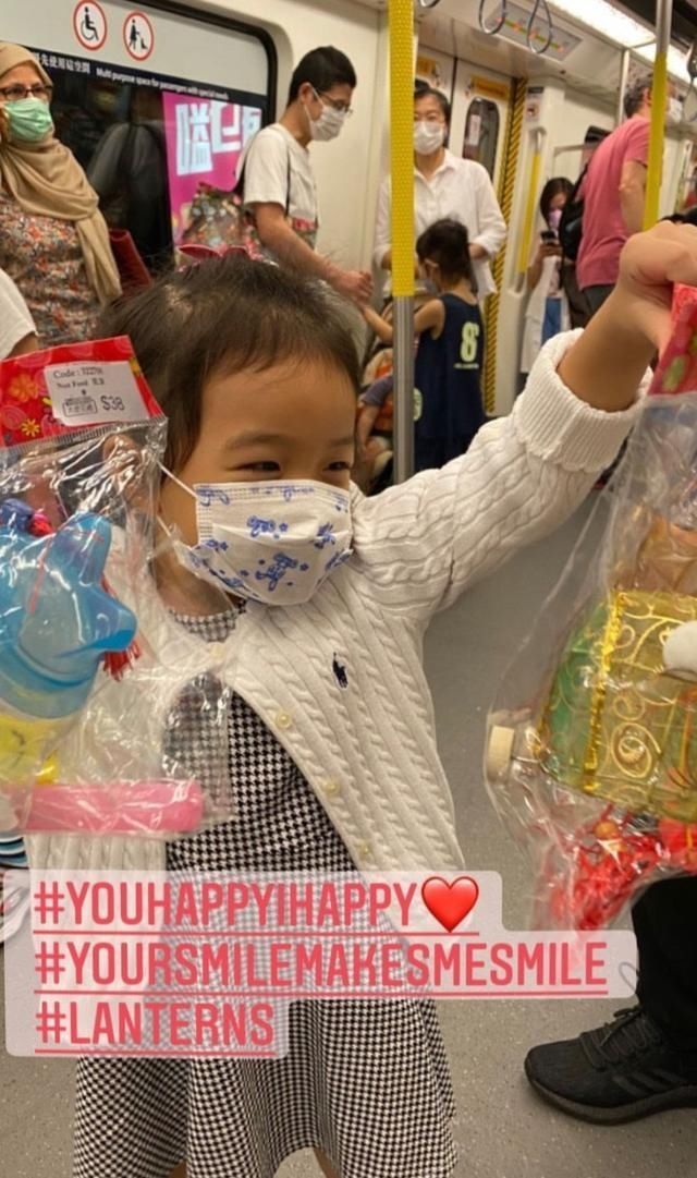 霍中曦|霍启刚带长女坐地铁并深情表白，霍中妍秀地铁卡绿色出行笑眼弯弯