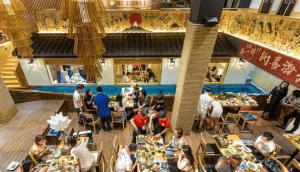 家餐厅里面|30吨海水装满餐厅,想吃鱼自己捞,用餐环境优美,你猜人均多少钱