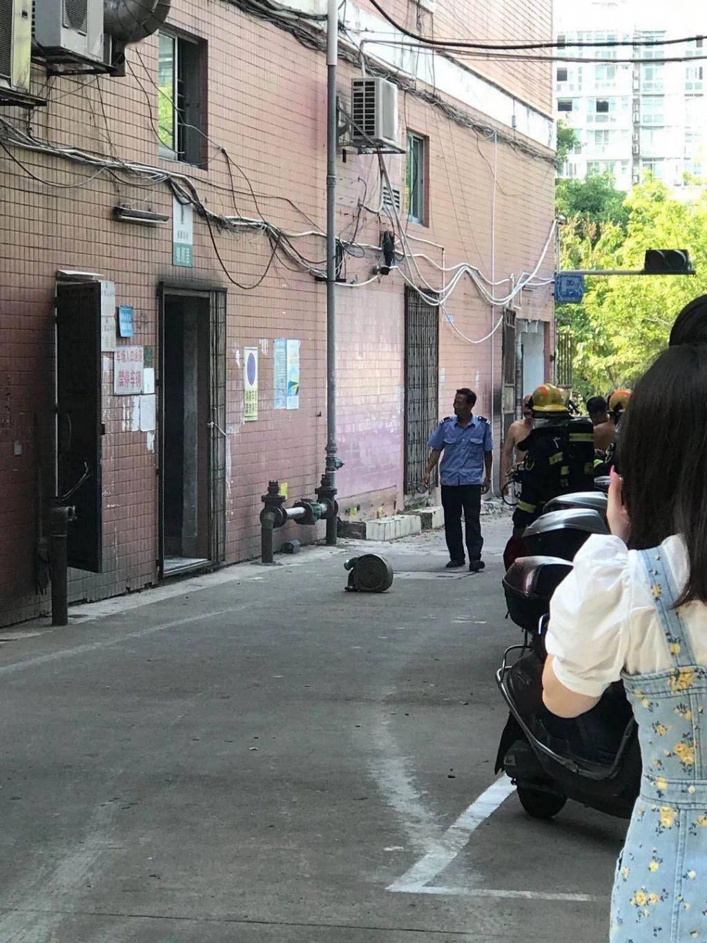  浓烟|广汇电器城，楼梯间冒出阵阵浓烟，出动了两辆消防车救援…