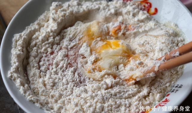 食材|不用烤箱和打蛋器,4种食材搅一起上锅蒸,做零失败不上火蒸蛋糕