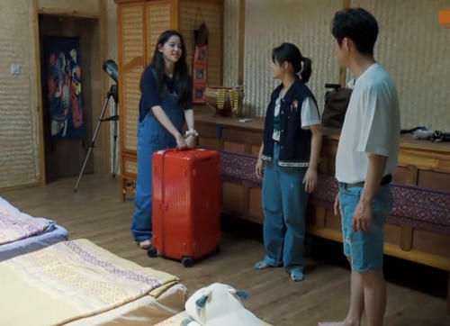  摩托车|《向往的生活》最轻松嘉宾，骑摩托车来，行李都有专人送