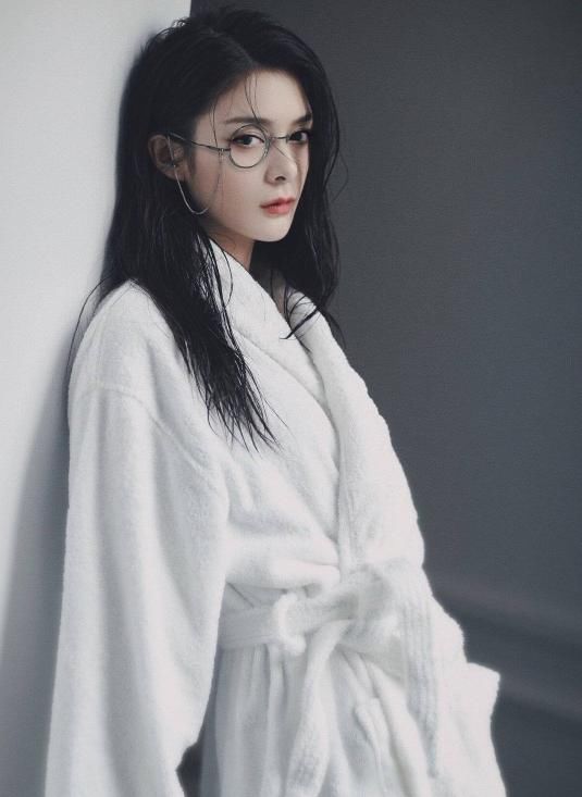 便宜|许佳琪戴眼镜,傅菁戴眼镜,宋茜戴眼镜,看到唐嫣:便宜罗晋了!