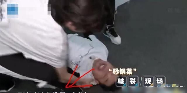  老人|两个《奔跑吧》年轻人“残忍欺负”一个老人